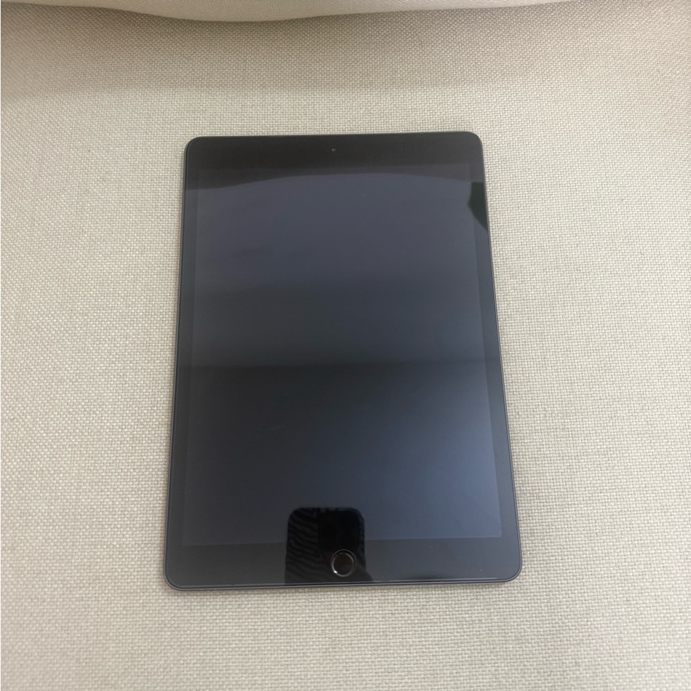 Apple iPad 7th Generation - Picture 3 of 9